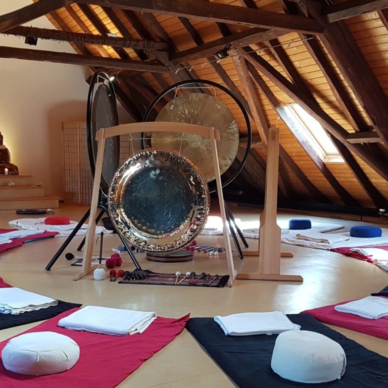 Athmosphäre des Raums für eine Nacht mit dem Gong